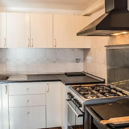 Holiday home 5 Minutes From The Sea - Wifi - Sun Loungers - Garden - Barbecue. *