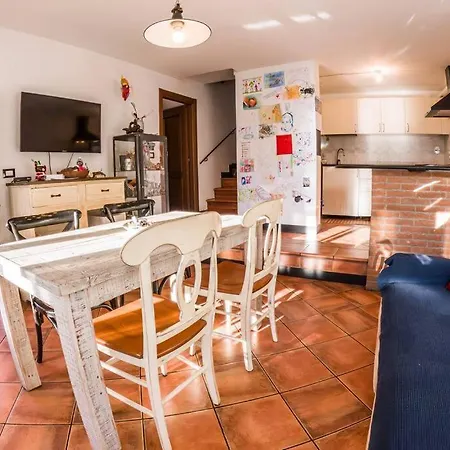 Σπίτι διακοπών 5 Minutes From The Sea - Wifi - Sun Loungers - Garden - Barbecue. *